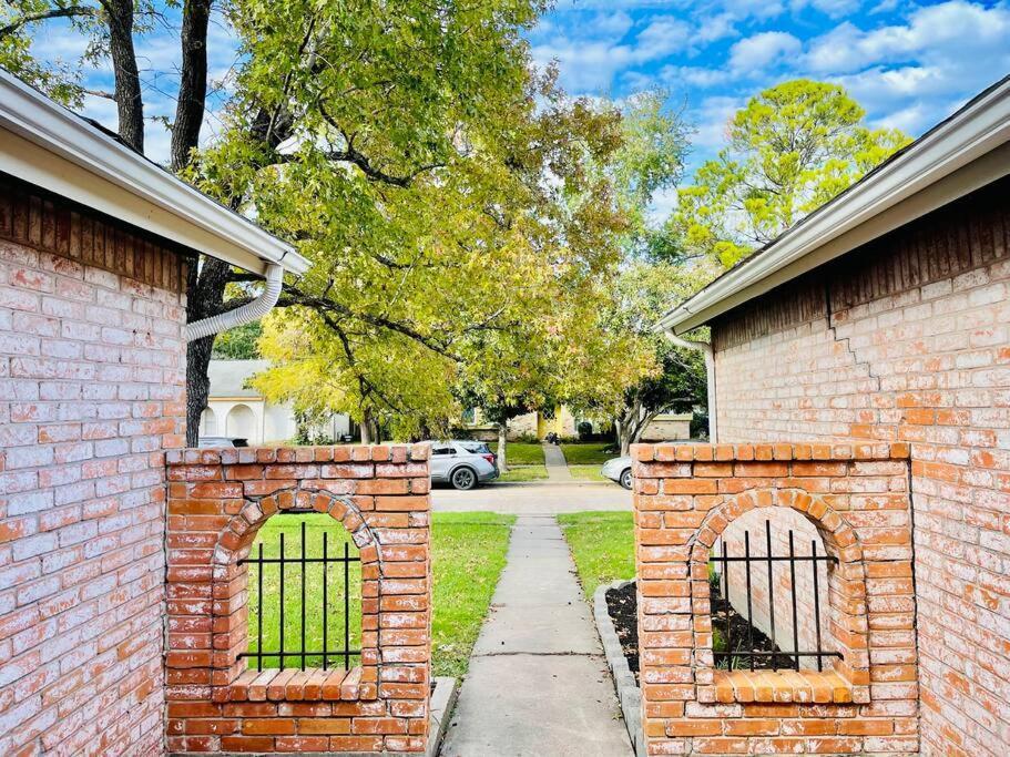 Classic Style Home In Houston Texas 10 Mins From The Galleria & 5 Min To China Town Exterior photo